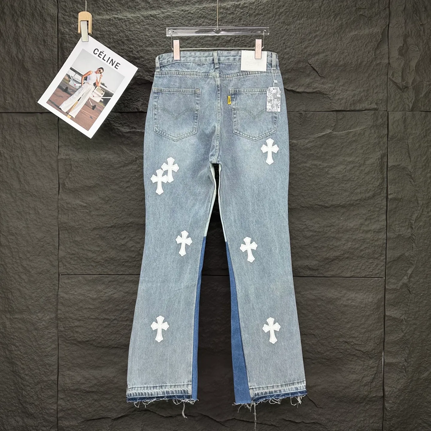 P260 GALLERY DEPT. & Croixin co-branded 2025 new spliced ​​white cross patch leather couple's bootcut jeans 🔥High version🔥High version🔥 Top ceiling quality Styles with different washed textures are very friendly to people with thin legs and thick legs. The bootcut version is very flattering to the leg shape. Moderate length that never goes out of style, easy to match with casually, basic styling for various styles, a must-have in the wardrobe! The fabric is stiff but also makes the upper body soft without losing texture. The washing process is even more perfect. It is a must-have item for everyone! ! ! Washed wheat, hangtag, pants label, complete with three labels Color: light blue Size: 28, 30, 32, 34, 36 (five sizes)